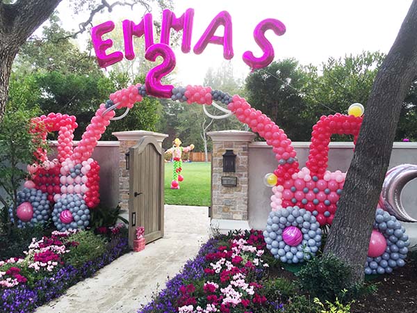 This 60 foot long combination construction cranes balloon sculpture and connecting balloon arch was created as an entrance decoration 
        for a birthday party for a child that loved building equipment