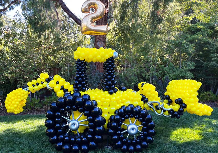 a giant balloon front loader for a childrens birthday celebrtaion /> 
        <img class=