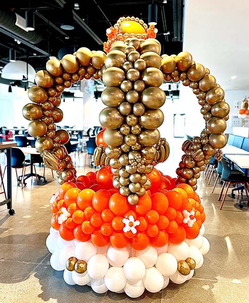 a 7 foot tall Crown sculpture crafted from latex balloons for a King to celebrate Kings Day
